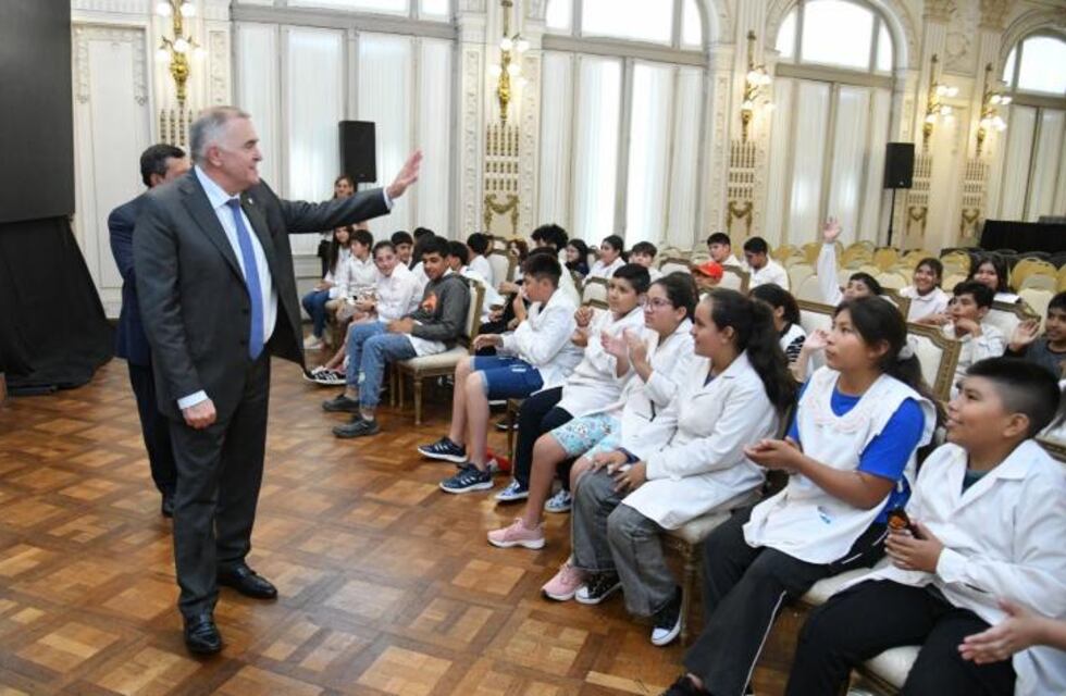 Jaldo recibió a estudiantes de Trancas en Casa de Gobierno