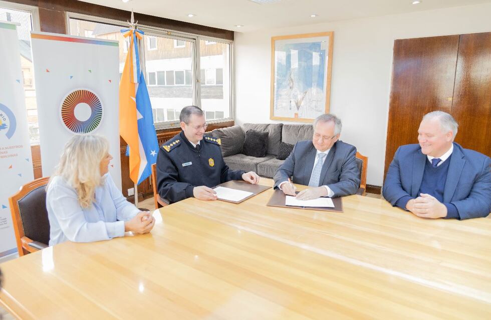 Policía de Tierra del Fuego firmó convenio para Sistema de Formación Modular