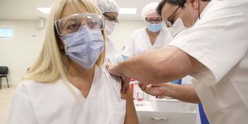 En la oportunidad, destacó la posibilidad de recibir a los 21 días esta segunda dosis.