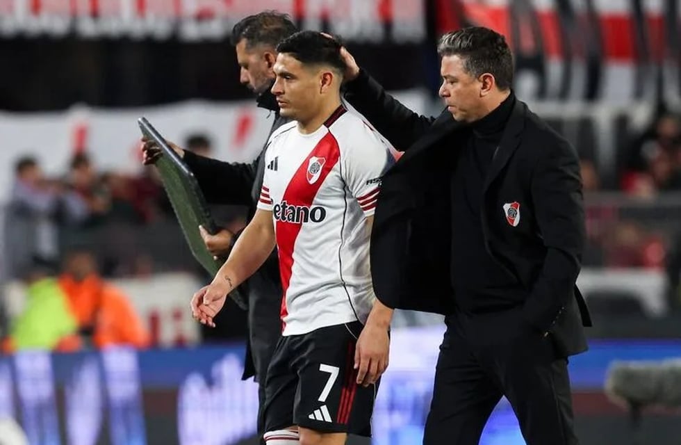 La piña de Maxi Salas a un hombre que estaba filmando a los jugadores de River tras la derrota