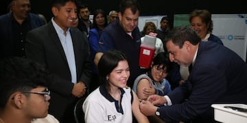 Jóvenes entre 15 y 10 años son los primeros en recibir la vacuna en el marco de la primera etapa de inoculación a la comunidad.