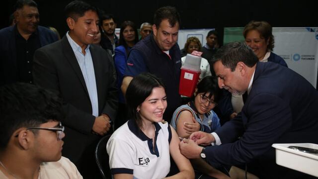 Jóvenes entre 15 y 10 años son los primeros en recibir la vacuna en el marco de la primera etapa de inoculación a la comunidad.