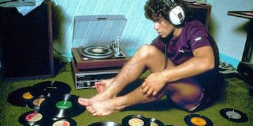 Diego Maradona escuchando música