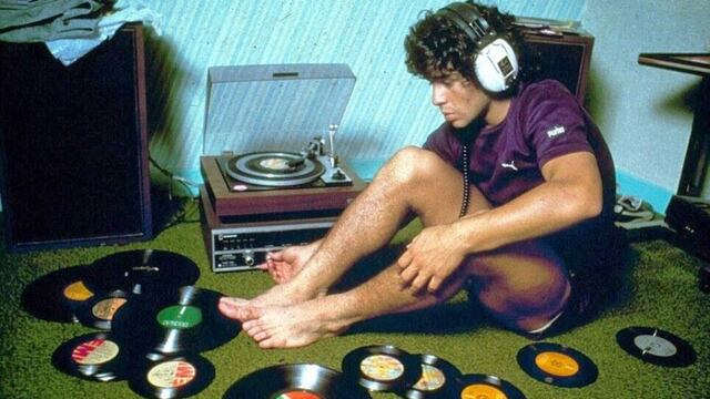 Diego Maradona escuchando música