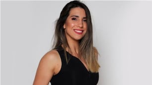 En microbikini rosa, Cinthia Fernández se adelantó al verano y bailó la “danza anti lluvia”.