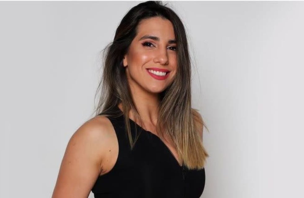 Cinthia Fernández posó con una microbikini verde y dejó al natural sus canas