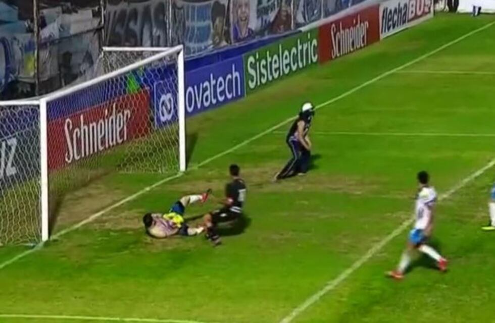 Los inadaptados de siempre: un hincha de Almagro se metió a la cancha para reclamarle “actitud” a sus jugadores