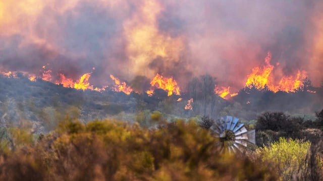 Incendios en Córdoba. Las llamas, en Capilla del Monte, Valle de Punilla. (La Voz)