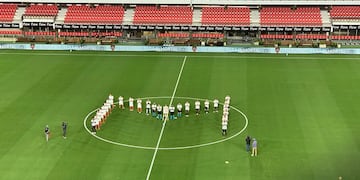 Los jugadores de Estudiantes y San Lorenzo formaron una "M" en el campo de juego.