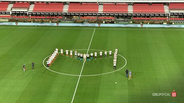 Los jugadores de Estudiantes y San Lorenzo formaron una "M" en el campo de juego.