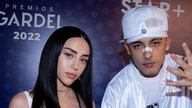La artista de 21 años fue con su novio a la ceremonia.