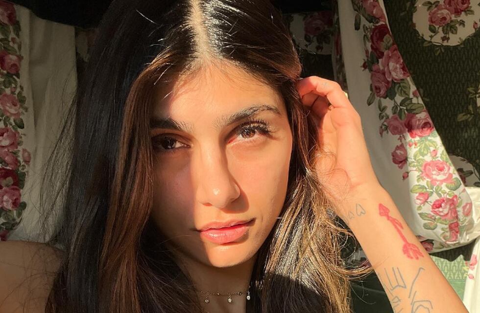 Mia Khalifa levantó la temperatura con un body verde militar al borde de la censura
