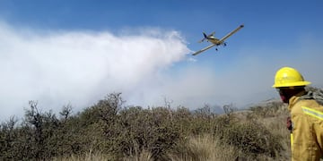 Bomberos de Mina Clavero en la zona de Condorito. (Gentileza)