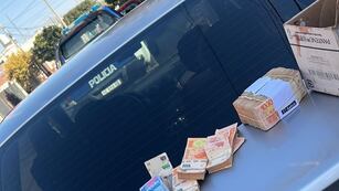 El dinero recuperado por los agentes policiales y que habría sido descartado por dos hombres en moto (Prensa Policía de Córdoba).