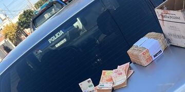 El dinero recuperado por los agentes policiales y que habría sido descartado por dos hombres en moto (Prensa Policía de Córdoba).