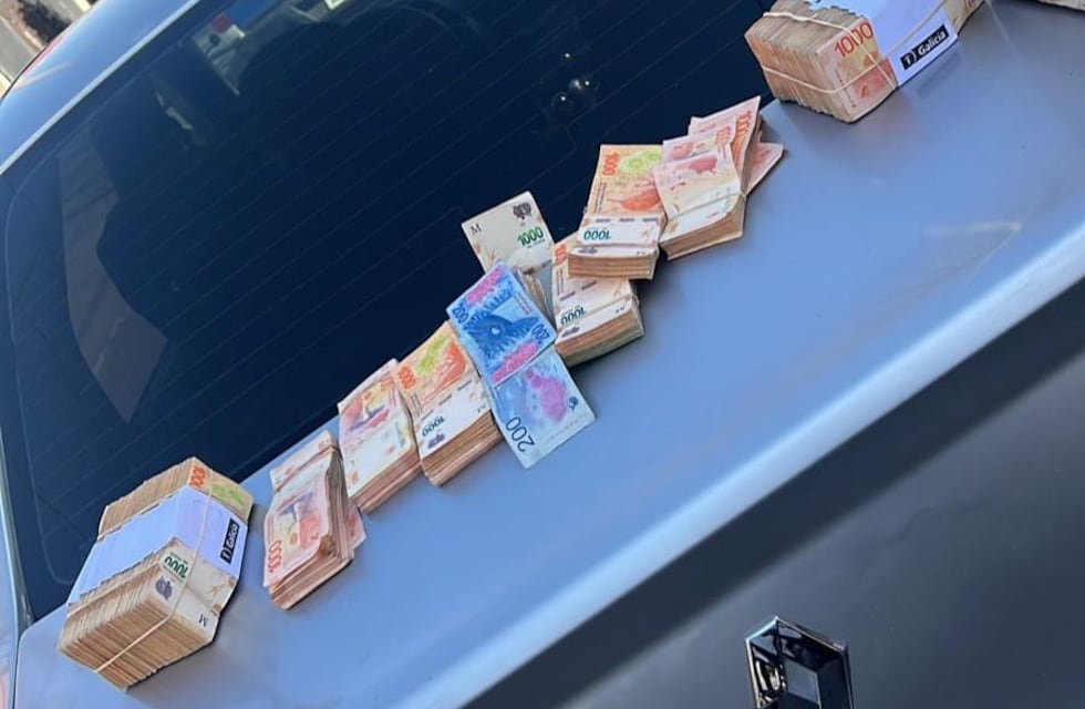 Video: evadieron un control en Córdoba y en plena huida descartaron una fuerte suma de dinero