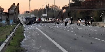 Un camión impactó el puente peatonal en Panamericana.