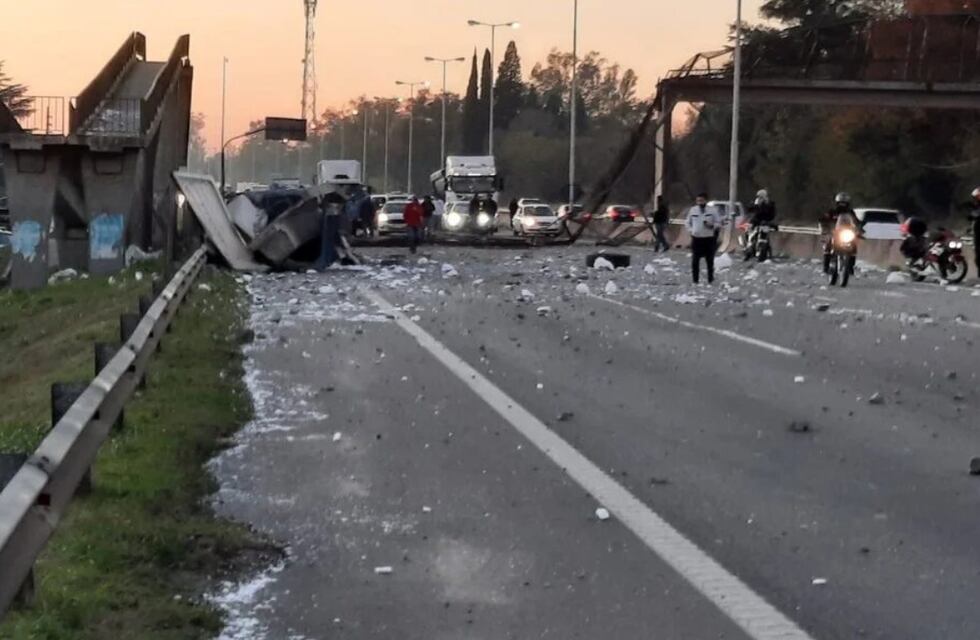 Qué dijo el hijo del camionero que chocó un puente peatonal en Panamericana