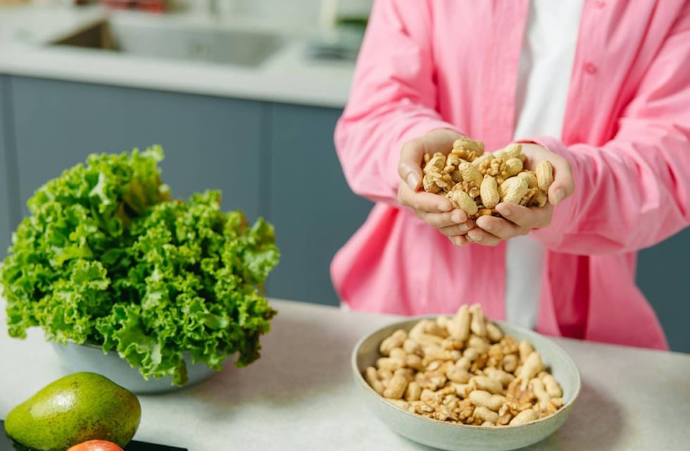 Por qué los cardiólogos recomiendan comer maní para cuidar el corazón