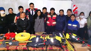 La primera candidata a senadora nacional de UxP en Jujuy, Carolina Moisés, exhibe los elementos enviados desde Nación para los bomberos voluntarios de Maimará.