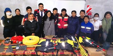 La primera candidata a senadora nacional de UxP en Jujuy, Carolina Moisés, exhibe los elementos enviados desde Nación para los bomberos voluntarios de Maimará.