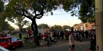 Hubo hinchas que se retiraron de la Plaza de los Derechos Humanos, pero luego finalmente se jugó el picado. (@teleferosario)