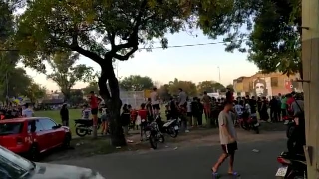 Hubo hinchas que se retiraron de la Plaza de los Derechos Humanos, pero luego finalmente se jugó el picado. (@teleferosario)