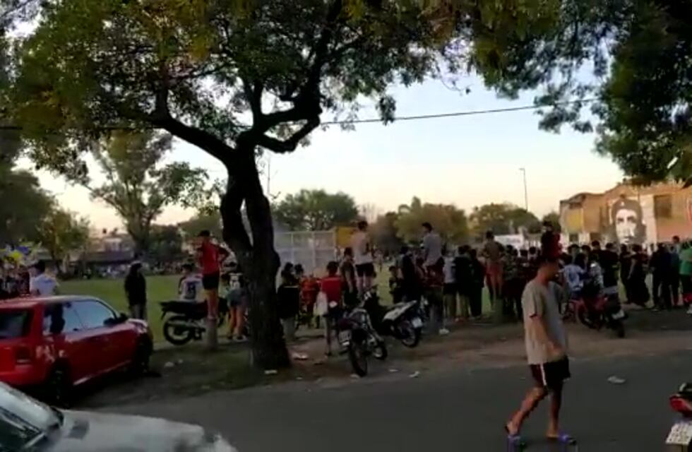 Quinientas personas fueron a ver un clásico rosarino en una plaza de zona sur