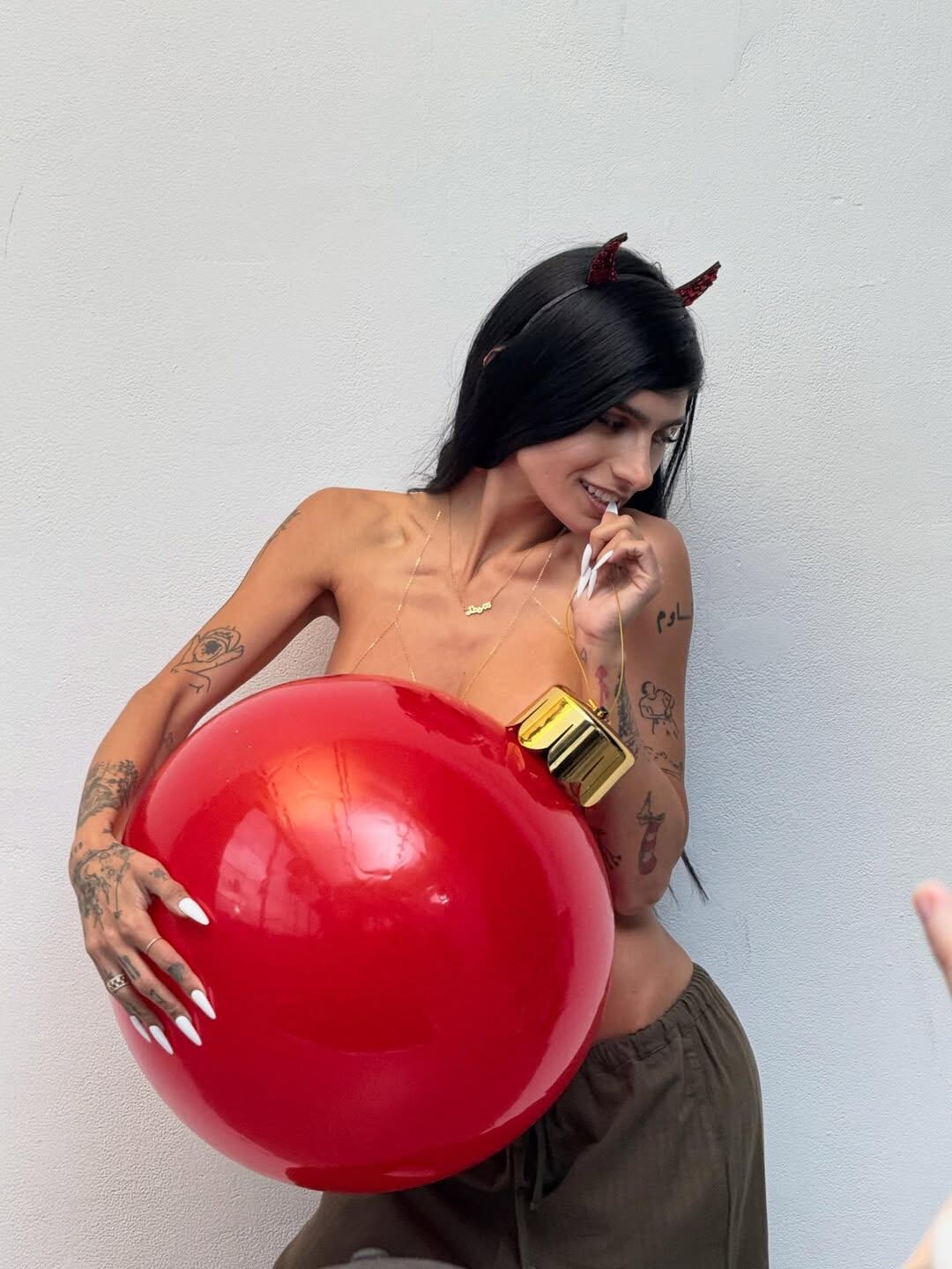 Pantalón cargo y mucha piel: Mia Khalifa jugó al límite de la censura con un look ultra jugado y arrasó en Instagram