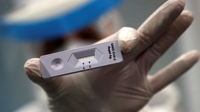 La Provincia de Santa Fe adhirió al procedimiento para el reporte del uso y la notificación del resultado de los autotest. Imagen Ilustrativa. (AP Photo/Matthias Schrader)