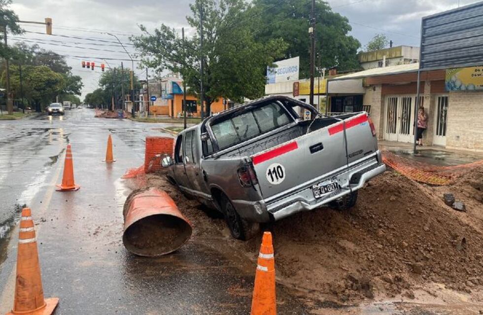 Lluvias en Córdoba: salió con la camioneta de su marido y terminó dentro de una zanja
