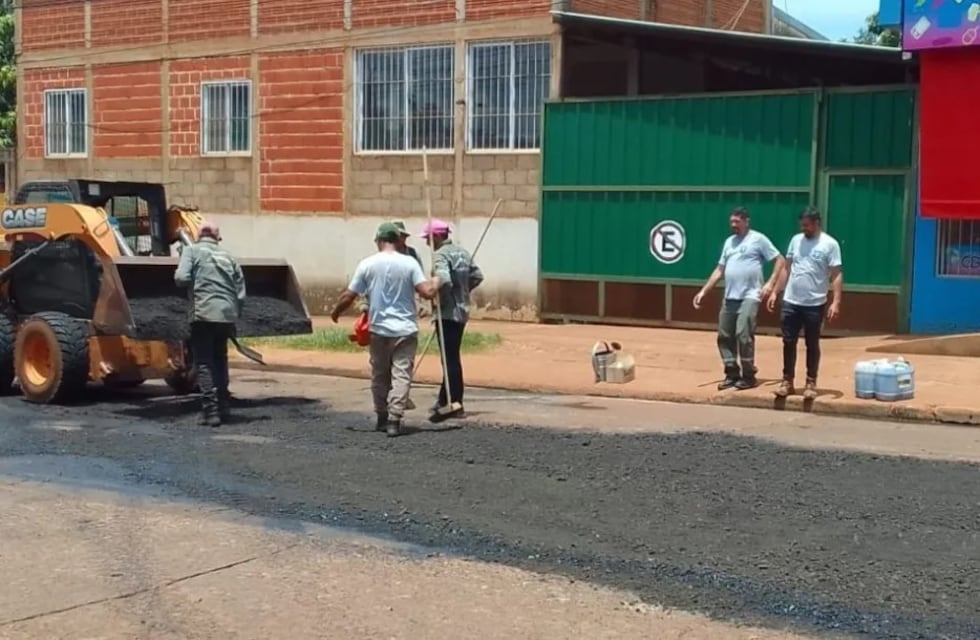 Obras en Puerto Iguazú: realizan trabajos de bacheo en la avenida Néstor Kirchner