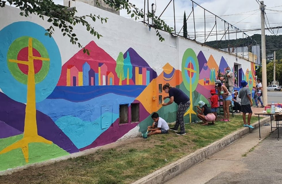Mario Lange intervino un mural en Carlos Paz con la ayuda de los vecinos