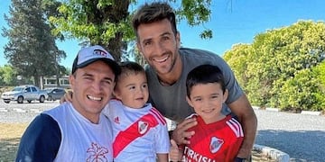 Mariano Werner junto a sus hijos y al capitán, Leo Ponzio.