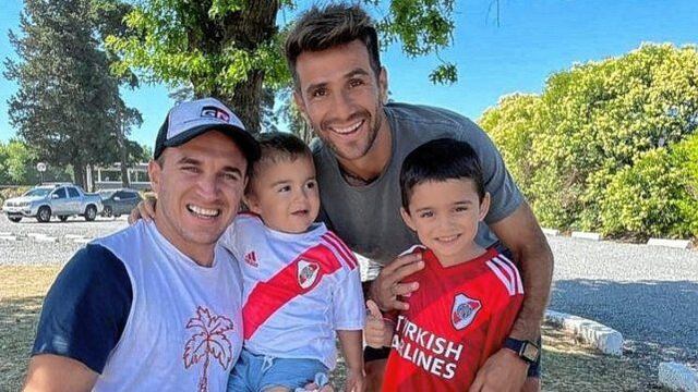 Mariano Werner junto a sus hijos y al capitán, Leo Ponzio.
