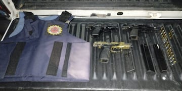 Los elementos secuestrados tras un operativo por violencia urbana en Córdoba.