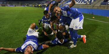 Los jugadores de Vélez Sarsfield celebran su tercer gol contra la Universidad Católica de Chile. (Foto: Claudio Reyes / Pool vía AP)
