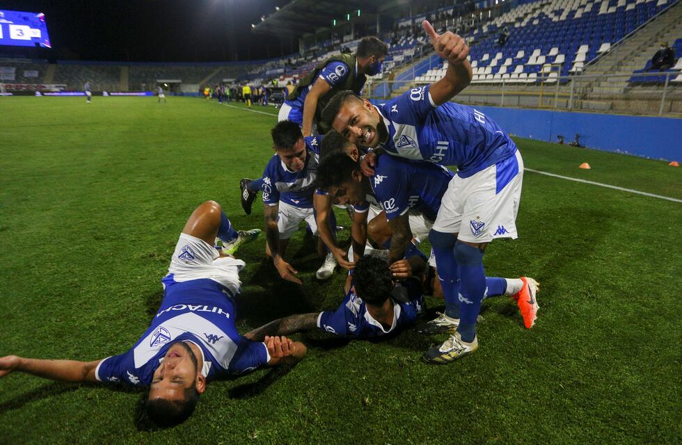 Vélez le ganó 3-1 a Universidad Católica en la última jugada y pasó a semifinales de la Copa Sudamericana