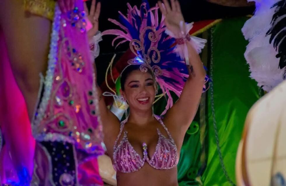 Gimena Mansilla deslumbró a Aguilares, en un corsódromo repleto de ritmo y color