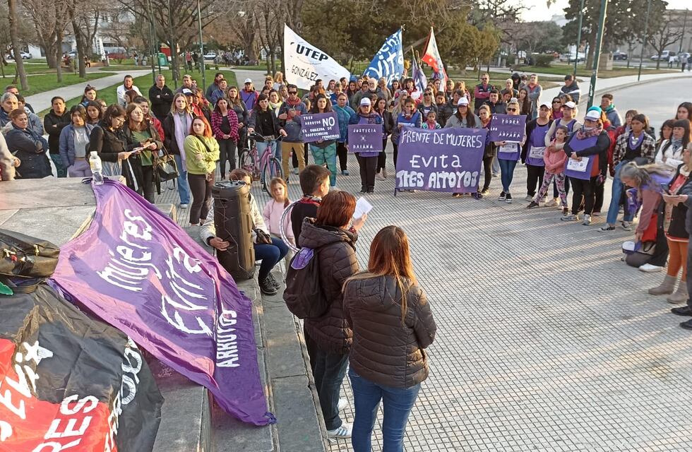 Marcharon en Tres Arroyos por el caso Daiana Abregú y vallaron la Comisaría