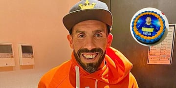 Cómo el Dibu Martínez, Carlos Tévez se llevó sus alfajores personalizados.