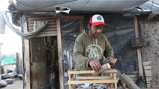 Jorge Quintero y su familia se la arreglan con lo que consiguen para calefaccionar su casa en El Algarrobal. Foto: José Gutiérrez / Los Andes
