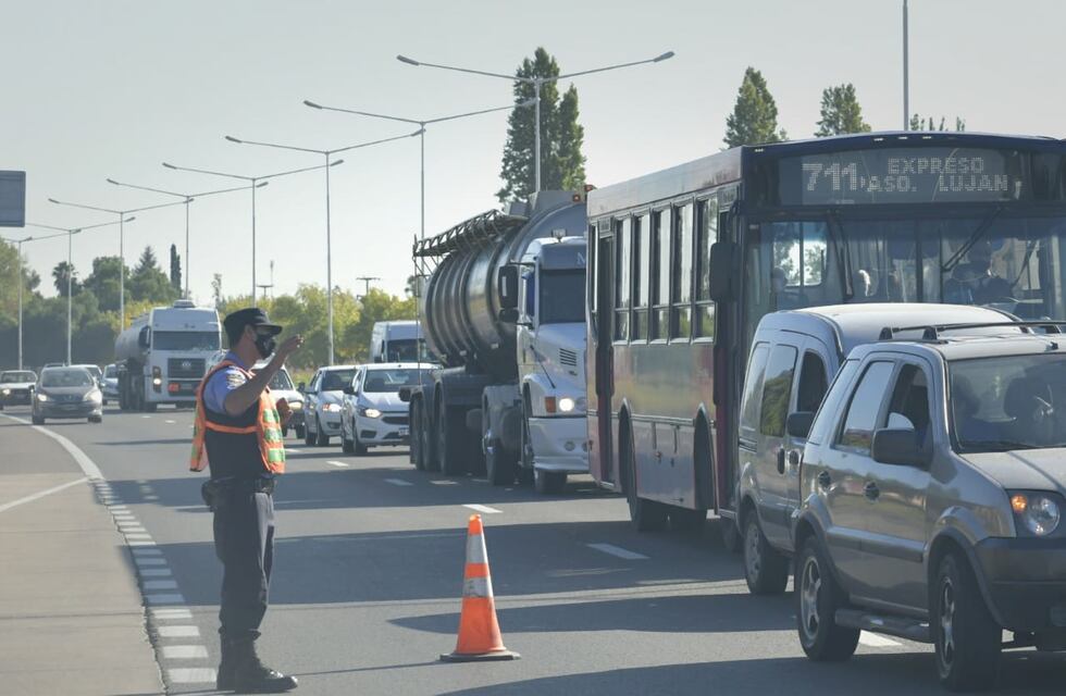 Intentaba cruzar el Acceso Sur y murió atropellado