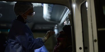 Unidad de testeo móvil del gobierno de la ciudad hisopando a vecinos de Av Belgrano al 2100 intentanto de detectar la variante Delta del Covid 19 en la ciudad de Buenos Aires
Covid 
Fotos Clarín
