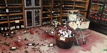 Una importante cantidad de botellas se cayeron al piso y se rompieron por el sismo. DIario Huarpe