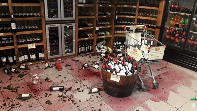 Una importante cantidad de botellas se cayeron al piso y se rompieron por el sismo. DIario Huarpe