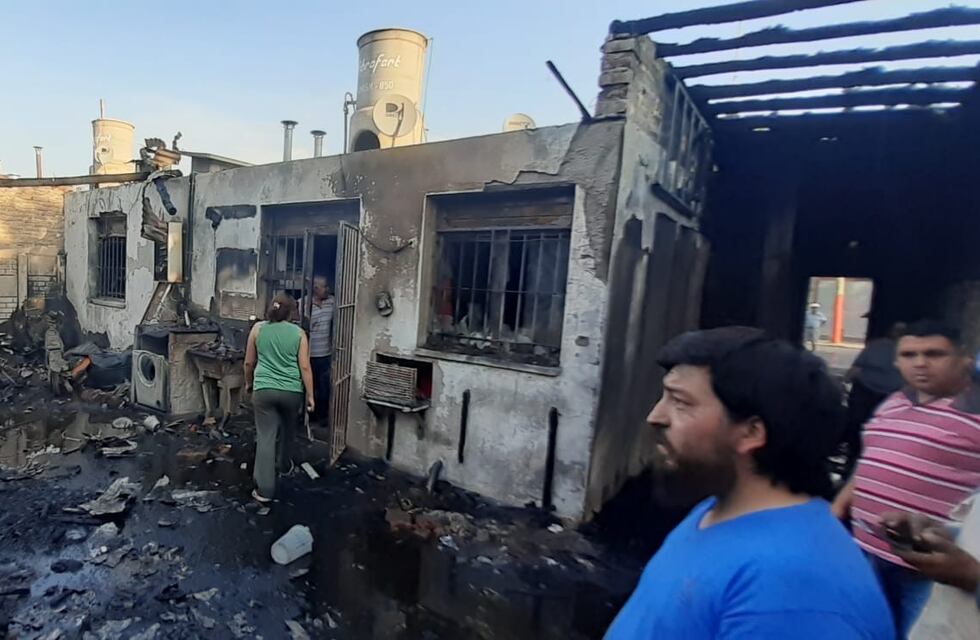 Un incendio acabó con todo en una casa y una carpintería familiar en Chimbas