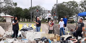 Instituciones, ciudadanos y municipio realizaron una jornada de limpieza comunitaria en las Costas del Río Gualeguaychú