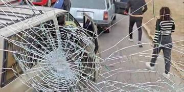 Agresión a un colectivo en avenida Vélez Sársfield, en zona sur de la ciudad.