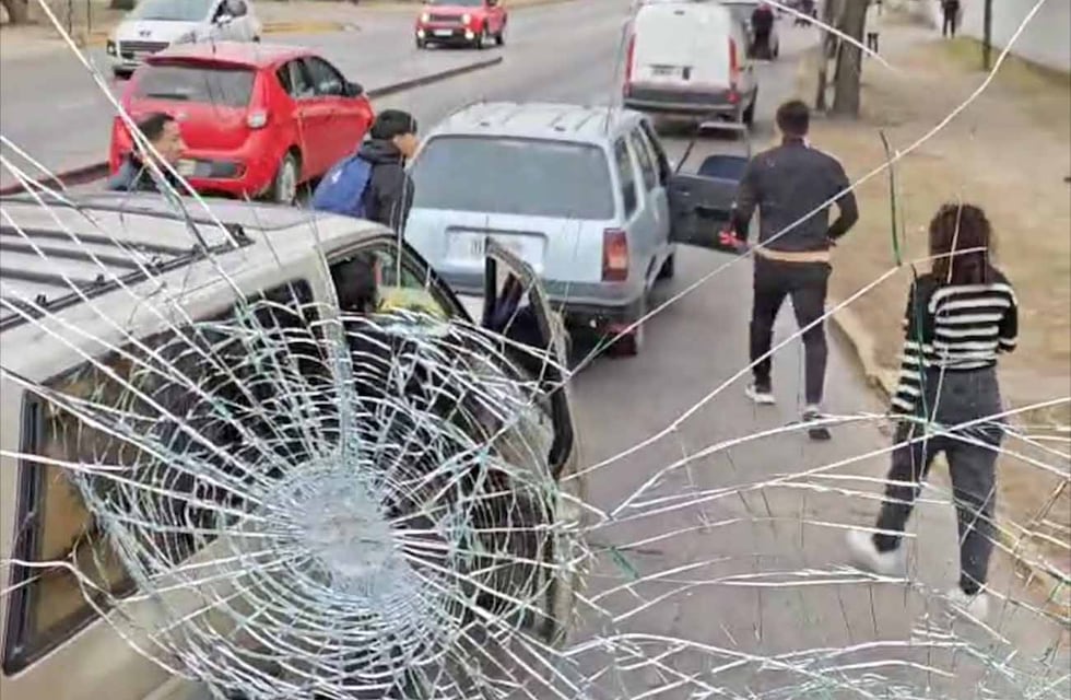 Discutió con un colectivero en Córdoba y le reventó el parabrisa con un trabavolante